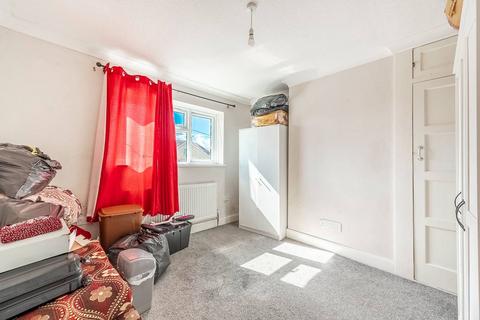 3 bedroom flat to rent, Charlbury Avenue, Stanmore, HA7