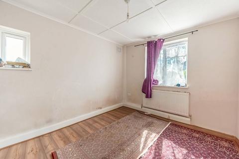 3 bedroom flat to rent, Charlbury Avenue, Stanmore, HA7