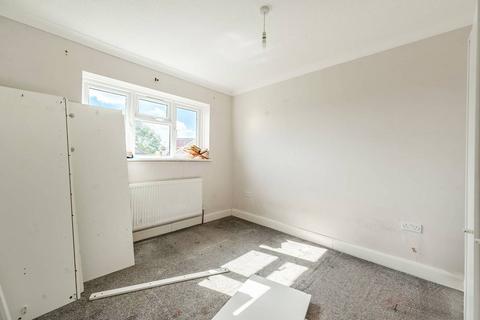 3 bedroom flat to rent, Charlbury Avenue, Stanmore, HA7