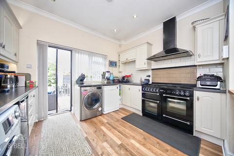 61 Chalton Heights, Chalton, Luton, LU4 9UF