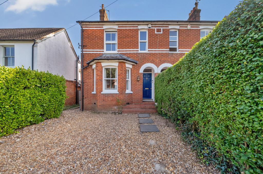 Weydon Hill Road, Farnham, Surrey, GU9 3 bed semidetached house for
