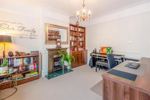 4 bedroom house for sale, Marlborough Road, Ashford TW15