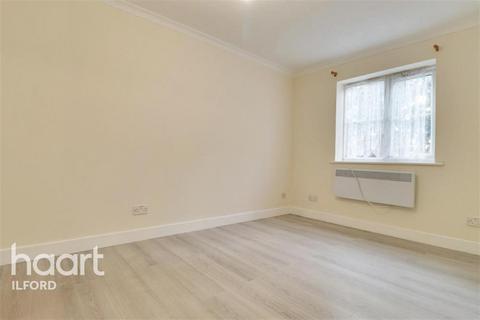 2 bedroom flat to rent, Bellingham Court, IG11