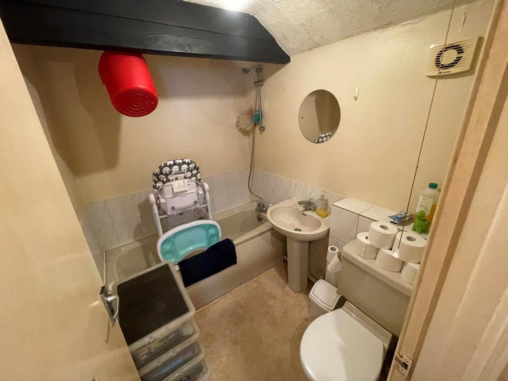 Flat five bathroom with W.C.