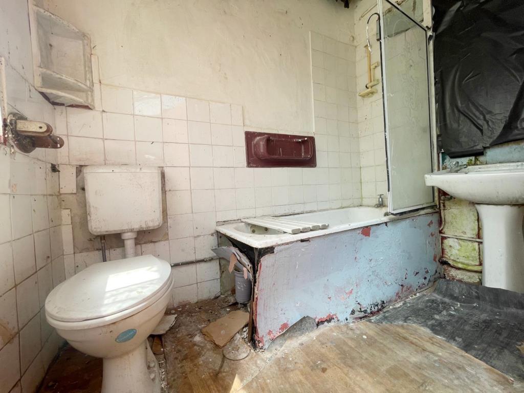 Bathroom with W.C.