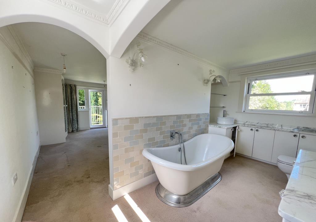 En suite for the main bedroom