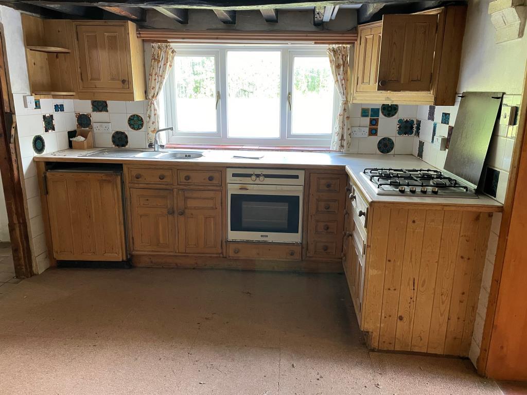 Kitchen to the side with fitted units