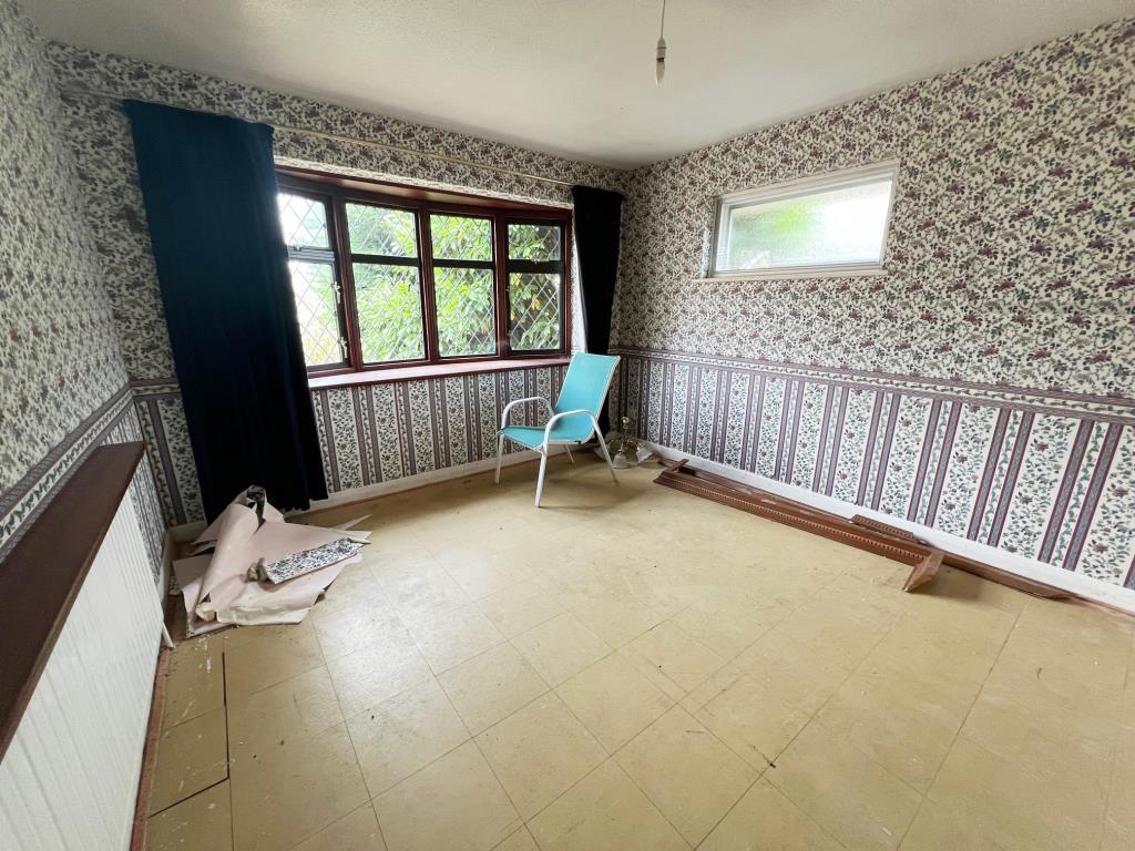Double bedroom with window to front aspect