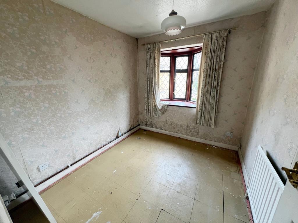 Window to front aspect with storage cupboard