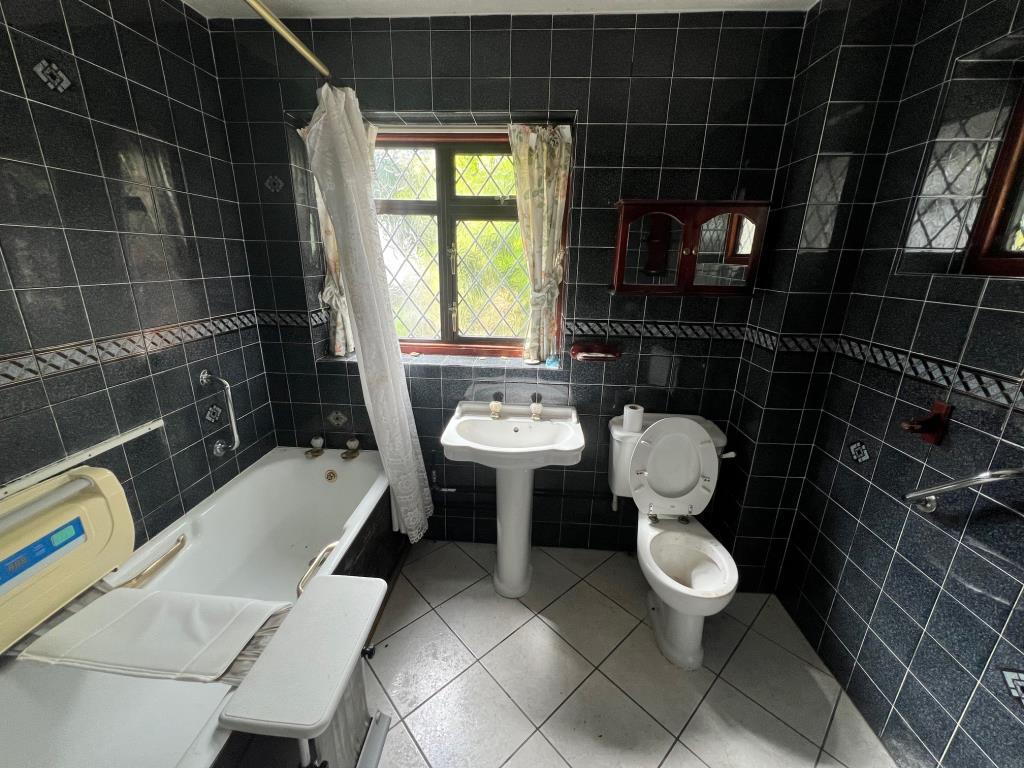 Three piece bathroom suite