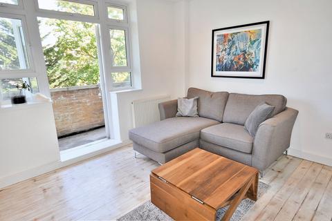 2 bedroom flat to rent, Kings Avenue, London SW4