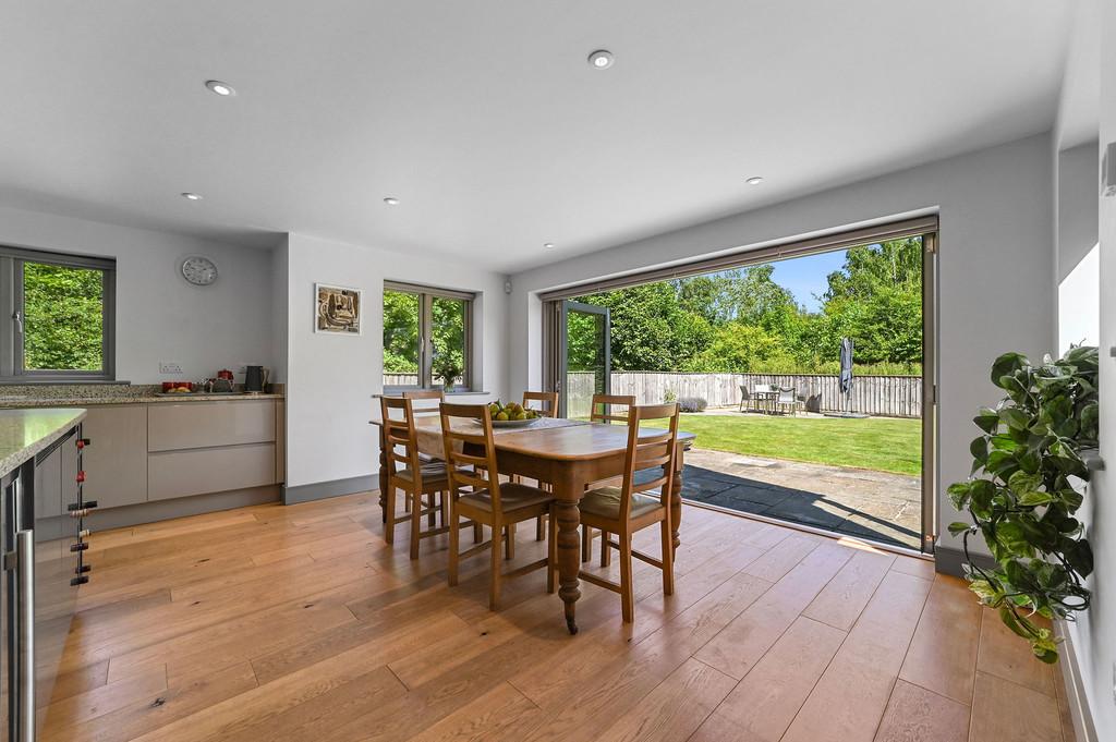 6 - Dining area