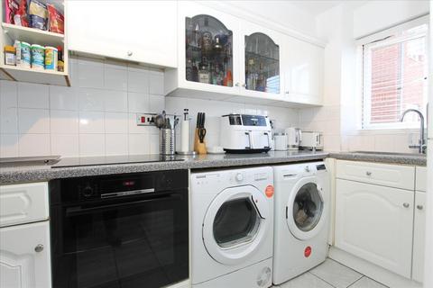 1 bedroom flat for sale, Bunting Close, London, N9