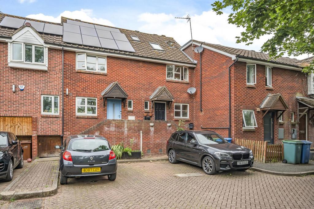 Lavender Rd Lavender Road, Rotherhithe, London, SE16 3 bed terraced house - £625,000