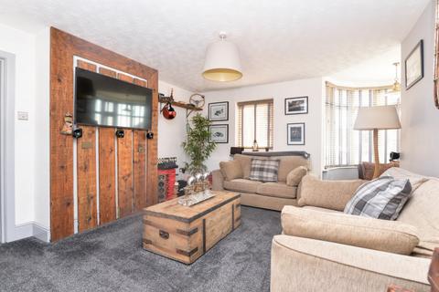 2 bedroom apartment for sale, Barton Court Avenue, Barton on Sea, New Milton, Hampshire, BH25