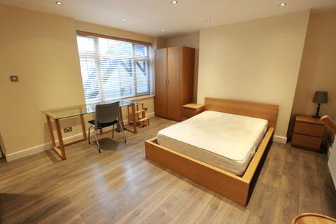 4 bedroom flat to rent, Cleveland Street, London W1T