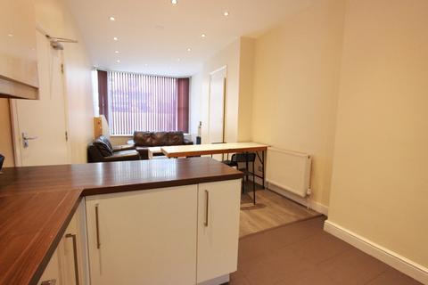 4 bedroom flat to rent, Cleveland Street, London W1T