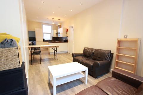 4 bedroom flat to rent, Cleveland Street, London W1T