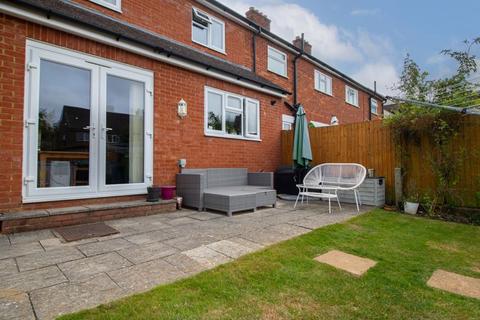15 Cedar Close, Warlingham, CR6 9DL
