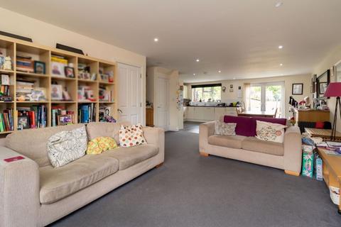 15 Cedar Close, Warlingham, CR6 9DL