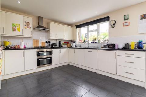 15 Cedar Close, Warlingham, CR6 9DL