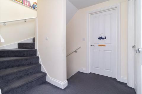 15 Cedar Close, Warlingham, CR6 9DL