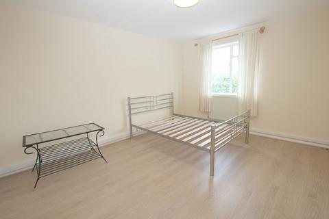 3 bedroom flat to rent, Mayflower Way, Beaconsfield