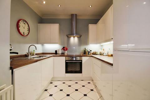 Flat 2, Clarence Lodge Clarence Square, Cheltenham, GL50 4JN