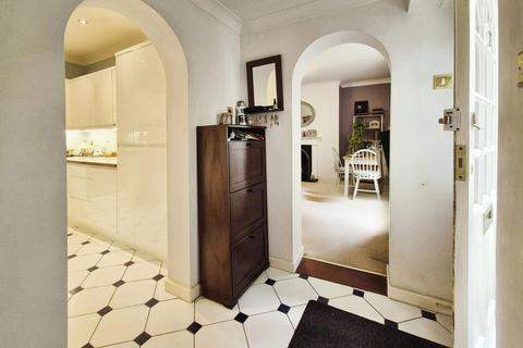 Flat 2, Clarence Lodge Clarence Square, Cheltenham, GL50 4JN
