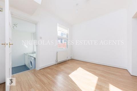 2 bedroom terraced house to rent, Chelmsford Road, Southgate, London N14