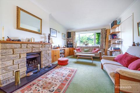 41 Cedar Close, Bagshot, GU19 5AB