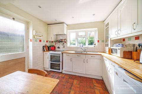 41 Cedar Close, Bagshot, GU19 5AB