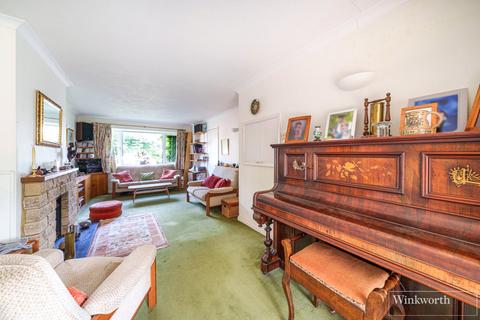 41 Cedar Close, Bagshot, GU19 5AB