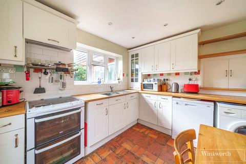 41 Cedar Close, Bagshot, GU19 5AB