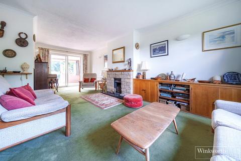 41 Cedar Close, Bagshot, GU19 5AB