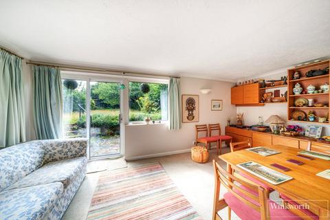 41 Cedar Close, Bagshot, GU19 5AB