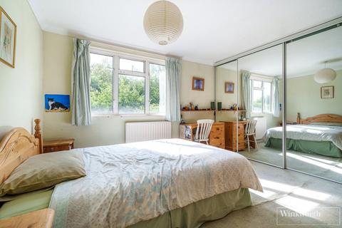 41 Cedar Close, Bagshot, GU19 5AB