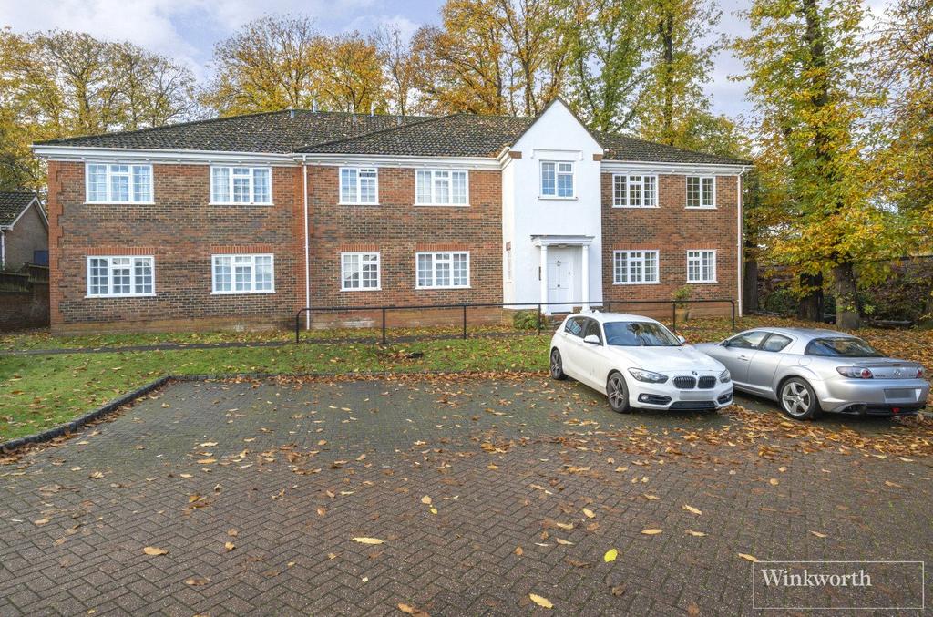 Hawkesworth Drive, Bagshot, Surrey, GU19 1 bed apartment to rent £