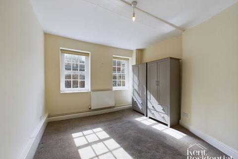 3 bedroom apartment to rent, College Yard, Rochester, ME1