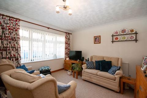 2 bedroom apartment for sale, Ronald Park Avenue, Westcliff-On-Sea SS0