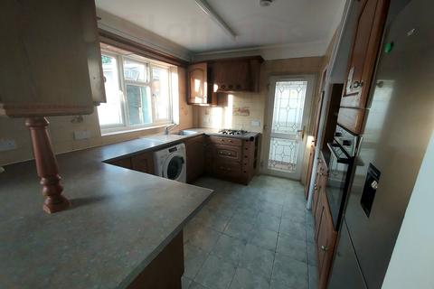 3 bedroom semi-detached house to rent, Layfield Crescent