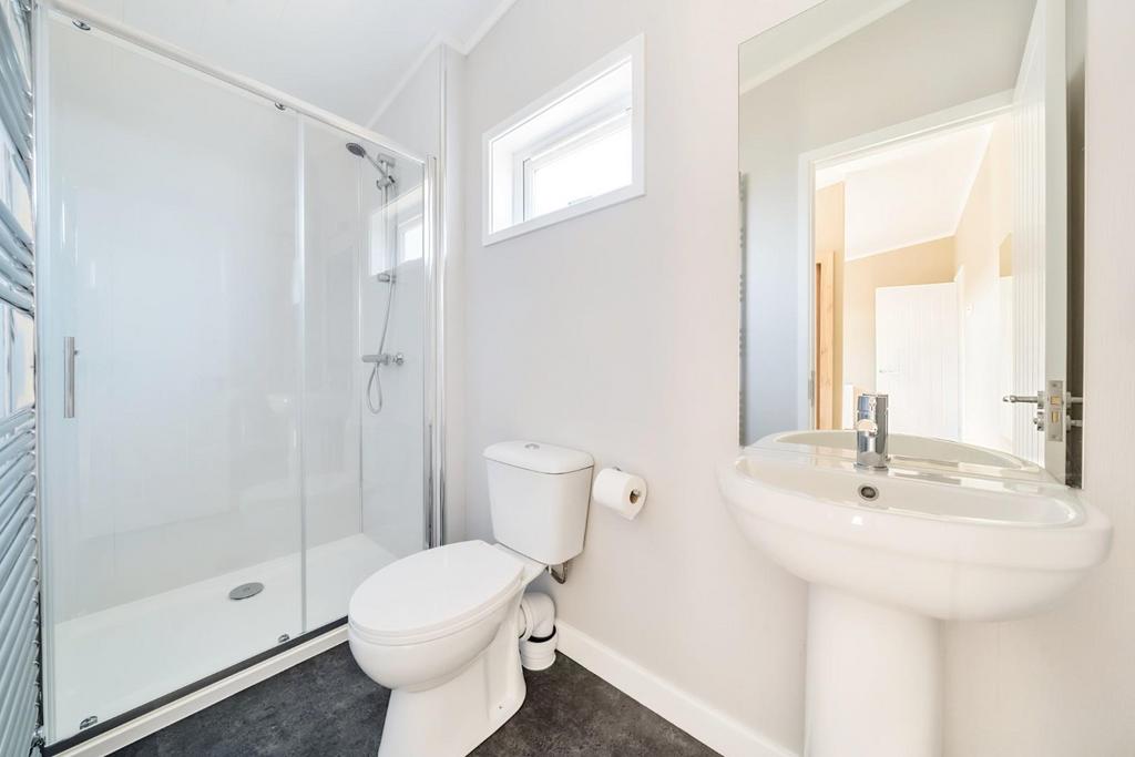 EN-SUITE SHOWER ROOM.jpg