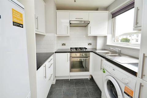 2 bedroom flat to rent, Upton Dene, Surrey SM2