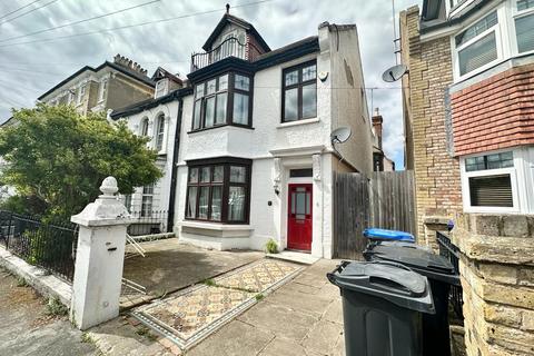 5 bedroom semi-detached house to rent, Carlton Avenue, Ramsgate