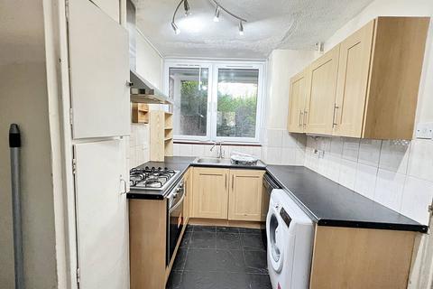 3 bedroom flat to rent, Plough Way, London SE16