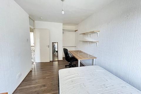 3 bedroom flat to rent, Plough Way, London SE16