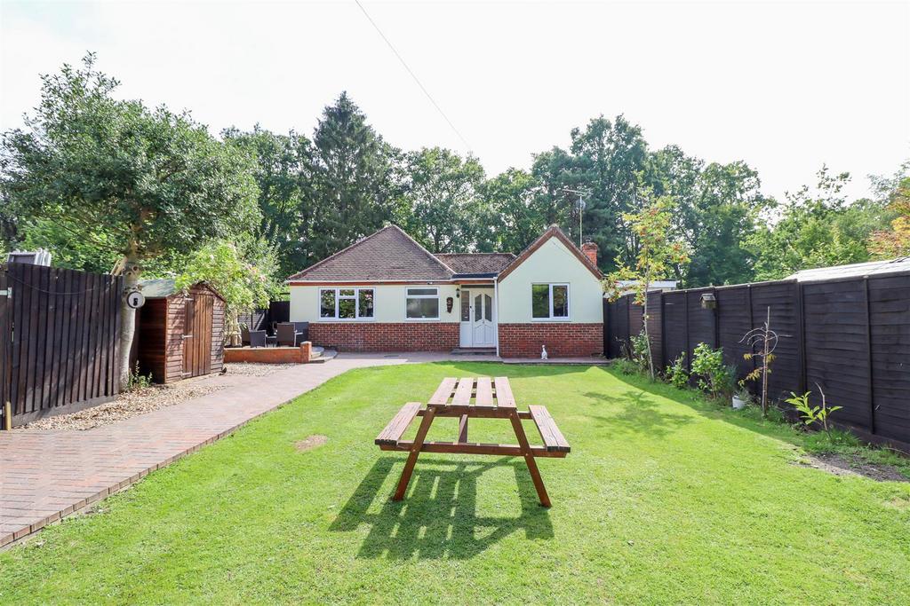 Aldershot Road, Fleet GU51 3 bed detached bungalow for sale £750,000