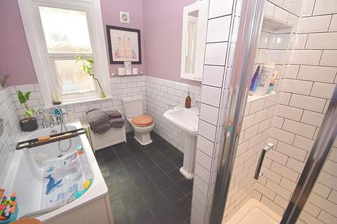25 Callis Road, London, E17 8PN