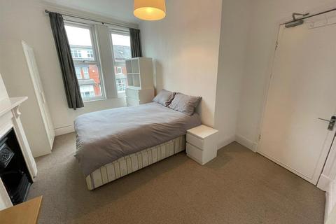 1 bedroom in a house share to rent, Brudenell Avenue, Hyde Park, Leeds, LS6 1HD