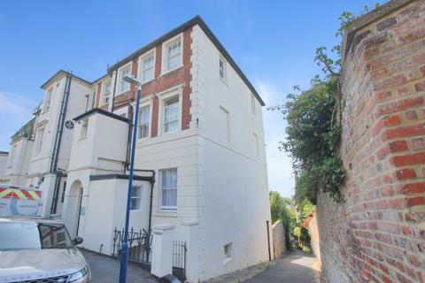 1 bedroom flat for sale, Hillside Street, Hythe, CT21